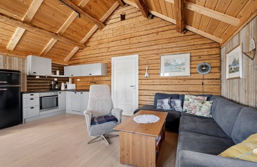 Moskenes Cottage | Åsebua - Renovated rorbu with seaview