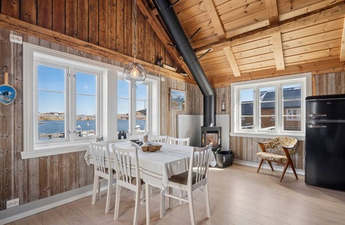 Moskenes Cottage | Åsebua - Renovated rorbu with seaview