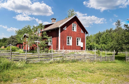 Vimmerby House | Astrid Lindgren House with a large garden right by the lake.