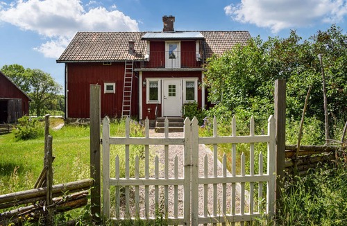 Vimmerby House | Astrid Lindgren House with a large garden right by the lake.