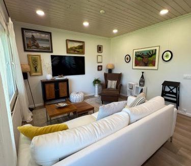 Lohja Apartment | Ateljee - peaceful one-bedroom apartment by the lake