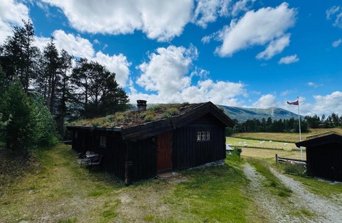 Lesja House | Atmospheric cabin by Lesjaskogsvatnet
