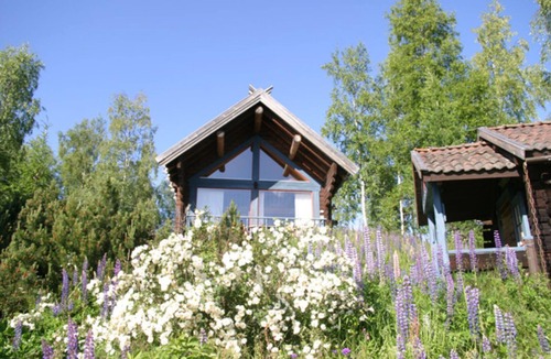 Mora House | Attractive timber lodge near lake beach