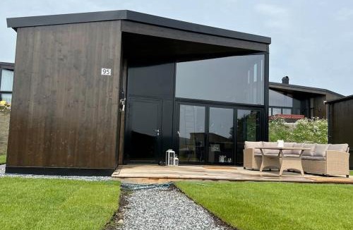 Nes Municipality House | Attraktiv & smart funkishytte på Nes Strandhager.