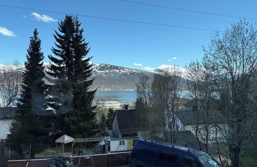 Tromso Apartment | Aurora dream house 3-bedroom apartment in Troms with free parking.