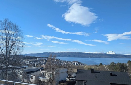 Narvik House | Aurora Fjord View Escape Narvik, garden, sleeps 10