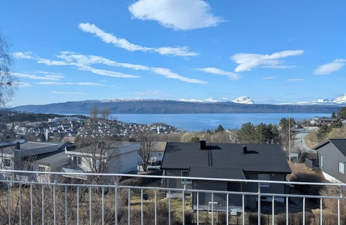 Narvik House | Aurora Fjord View Escape Narvik, garden, sleeps 10