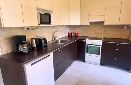 Kotka Apartment | Avara kolmen makuuhuoneen huoneisto lasitetulla parvekkeella ja 2 WCllä