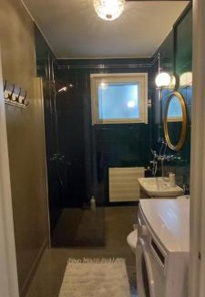 Kotka Apartment | Avara kolmen makuuhuoneen huoneisto lasitetulla parvekkeella ja 2 WCllä