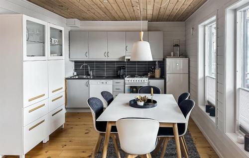 Fidjeland Apartment | Awesome Apartment In Tjørhom