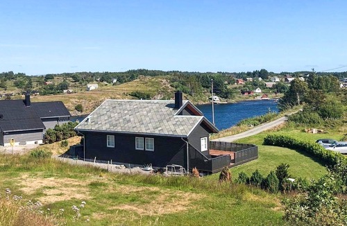Radoy House | Awesome home in Bøvågen with house sea view