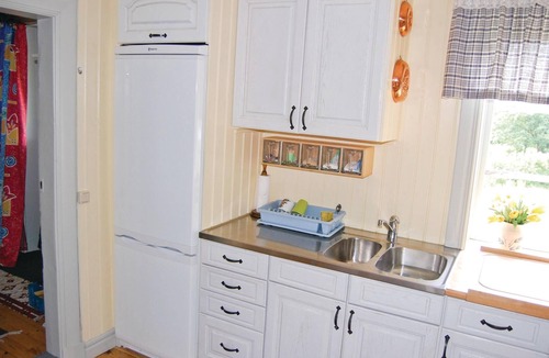 Broddetorp House | Awesome home in Falköping with kitchen