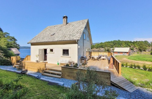 Fitjar House | Awesome home in Fitjar with house sea view