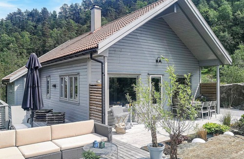 Suldal House | Awesome home in Hebnes with house sea view