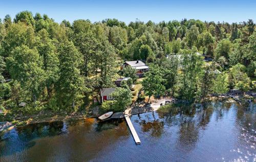 Linneryd House | Awesome Home In Linneryd With Lake View