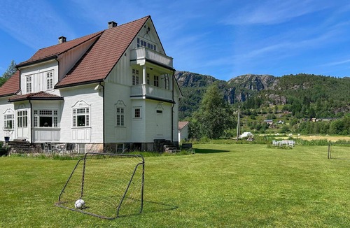 Sirdal House | Awesome home in Omlid with house a mountain view