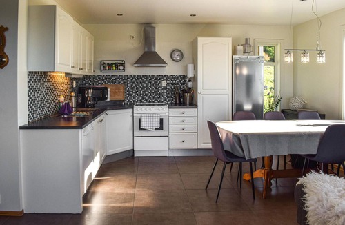 Flora Municipality House | Awesome home in Tansøy with house a mountain view