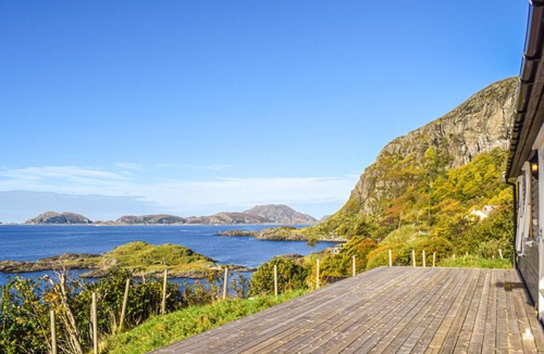 Flora Municipality House | Awesome home in Tansøy with house a mountain view