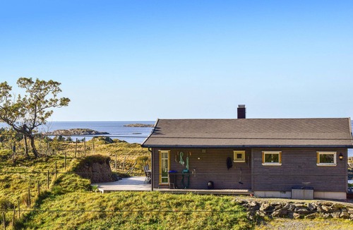 Flora Municipality House | Awesome home in Tansøy with house a mountain view