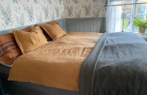 Falkenberg Bed & Breakfast | B&B Bland ormbunkar och rosor