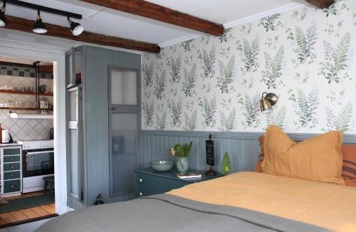 Falkenberg Bed & Breakfast | B&B Bland ormbunkar och rosor