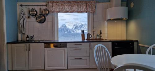 Lyngen House | Basecamp Djupvik, Lyngen alps panorama