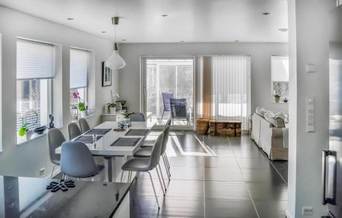 Lillesand House | Beach Front Home In Brekkestø With Wifi