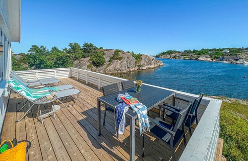 Flekkerøy House | Beach front home in Flekkerøy with WiFi