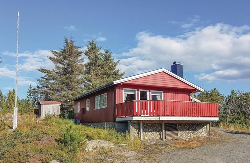 Gjengstoa House | Beach front home in Farstad with house sea view