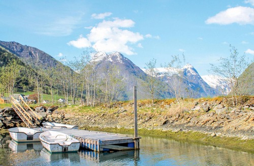 Fjaerland House | Beach front home in Fjærland with house sea view
