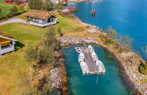 Fjaerland House | Beach front home in Fjærland with house sea view