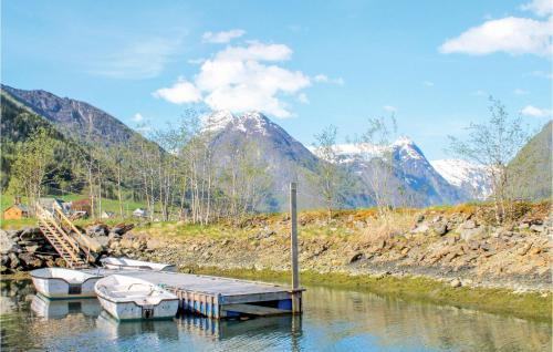 Fjaerland House | Beach Front Home In Fjærland With House Sea View
