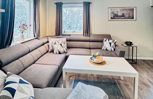 Luroy House | Beach front home in Nordnesøy with house a panoramic view