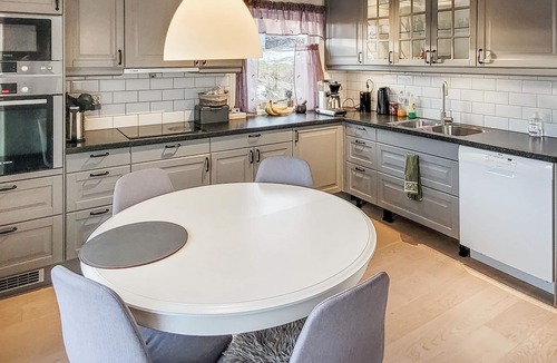 Hardangerfjord House | Beach front home in Tørvikbygd with WiFi