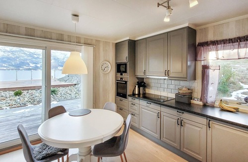 Hardangerfjord House | Beach front home in Tørvikbygd with WiFi