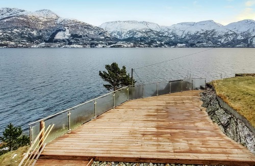 Hardangerfjord House | Beach front home in Tørvikbygd with WiFi