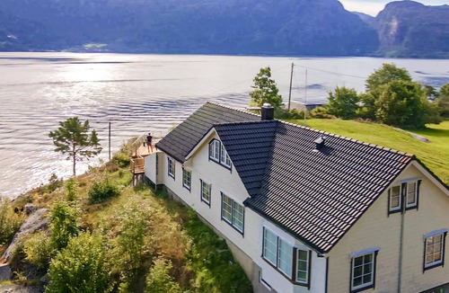 Hardangerfjord House | Beach front home in Tørvikbygd with WiFi