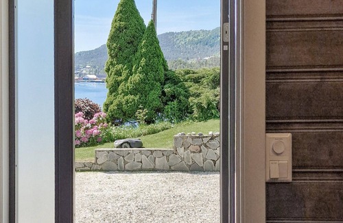Kvinnherad House | Beach front home in ølve with WiFi