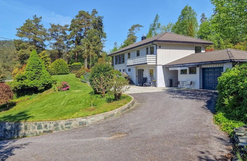 Kvinnherad House | Beach front home in ølve with WiFi