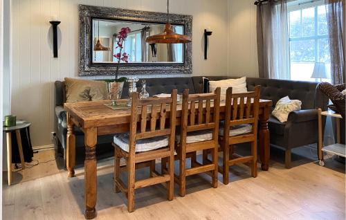 Vanylven House | Beach Front Home In Rovde With Wifi