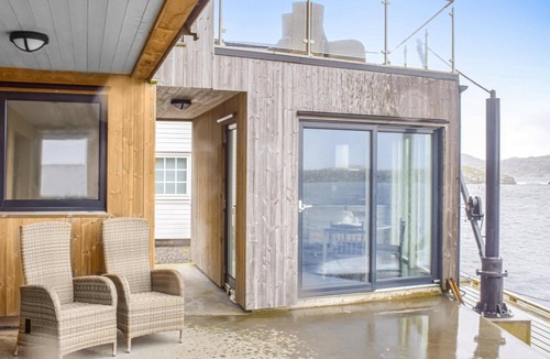 Selbjorn House | Beach front home in Stolmen with WiFi