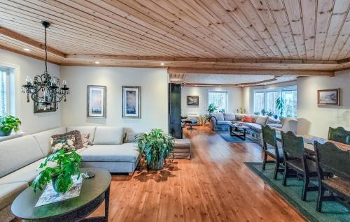 Hardangerfjord House | Beach Front Home In Tørvikbygd With Wifi