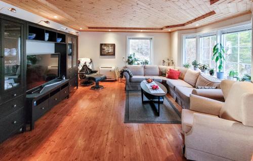 Hardangerfjord House | Beach Front Home In Tørvikbygd With Wifi