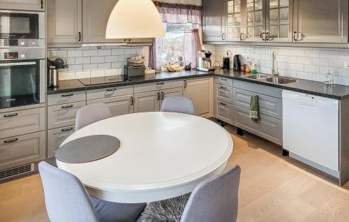 Hardangerfjord House | Beach Front Home In Tørvikbygd With Wifi