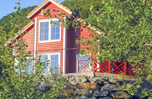 Vaksdal Municipality House | Beach front home in Vaksdal with house sea view