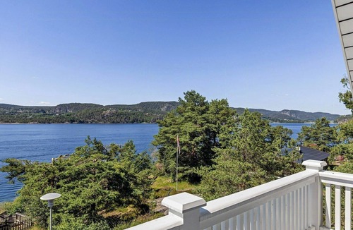 Holmsbu House | Beach house with multiple terraces in Holmsbu