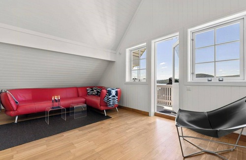 Holmsbu House | Beach house with multiple terraces in Holmsbu