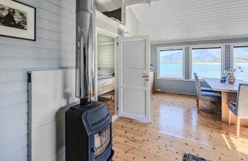 Flakstad House | Beach side HeiaHytta in Fredvang