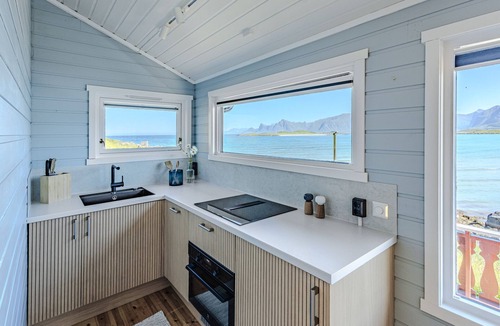 Flakstad Cottage | Beach side HeiaHytta in Fredvang
