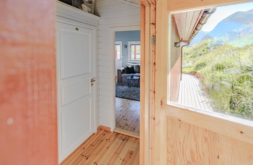 Flakstad Cottage | Beach side HeiaHytta in Fredvang